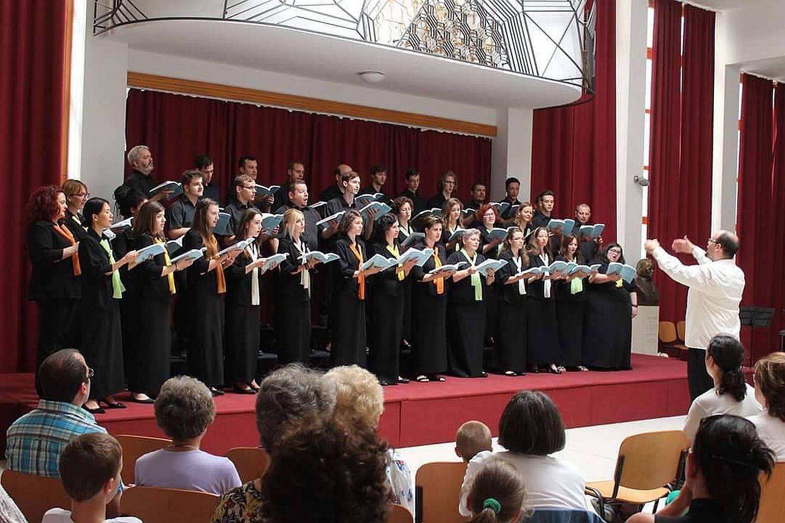 Nyáresti kórusmuzsika a Szent István Művelődési Ház díszudvarán